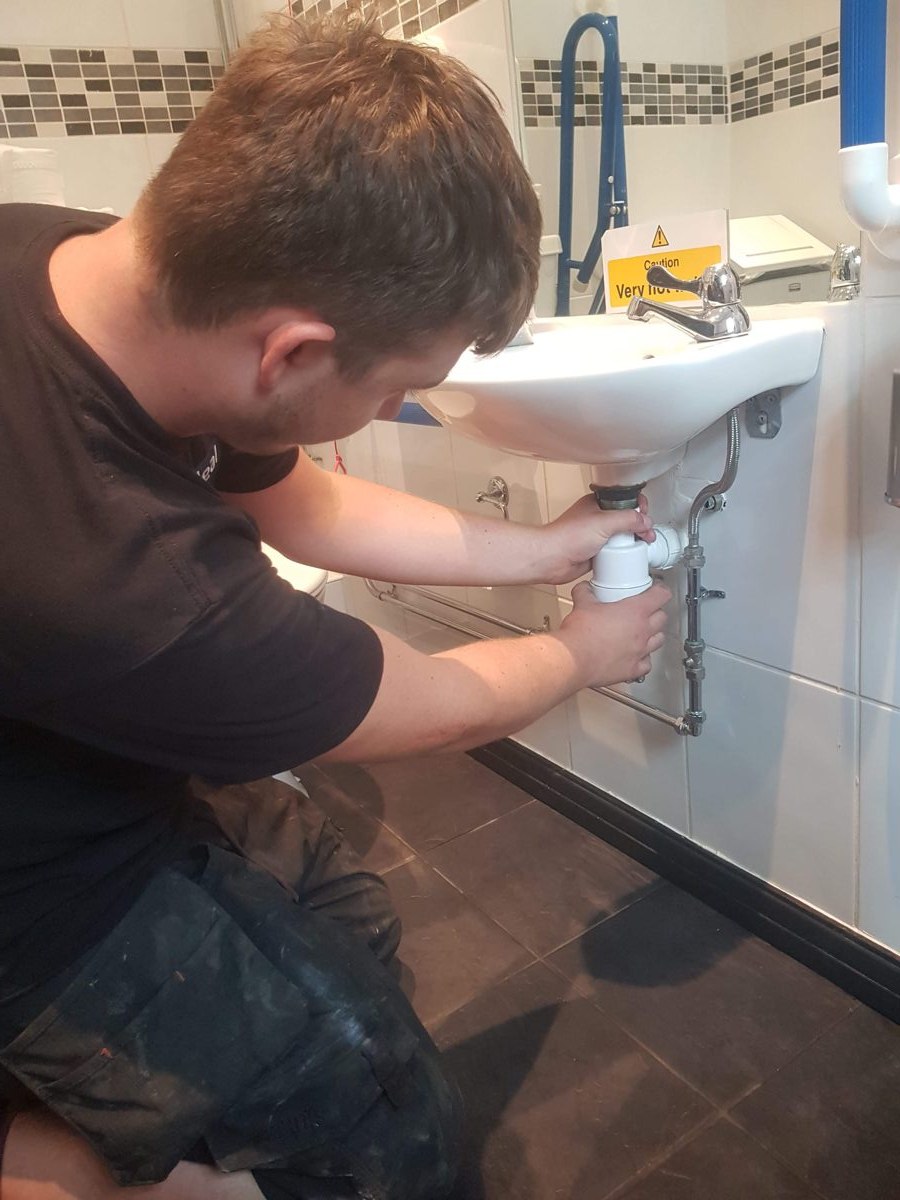 Finesse plumber fitting a new basin